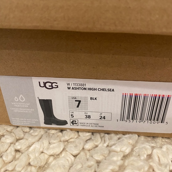 NEW IN BOX! UGG Ashton High Chelsea Boot - Picture 14 of 16